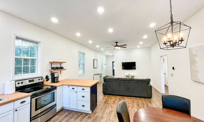 Pacific Casa | Pet Friendly - Private Home - Fenced Yard