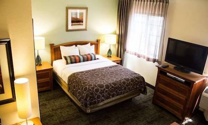 Las Colinas Hotel | Pet-friendly Property! 3 Spaces w/ Pool&Parking, Near Parmenter Gazebo Garden