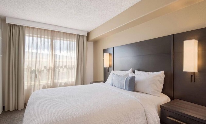 Reno/Tahoe Airport Complejo | Pet-friendly Property! With Free Breakfast, Onsite Sports Court, Pool!