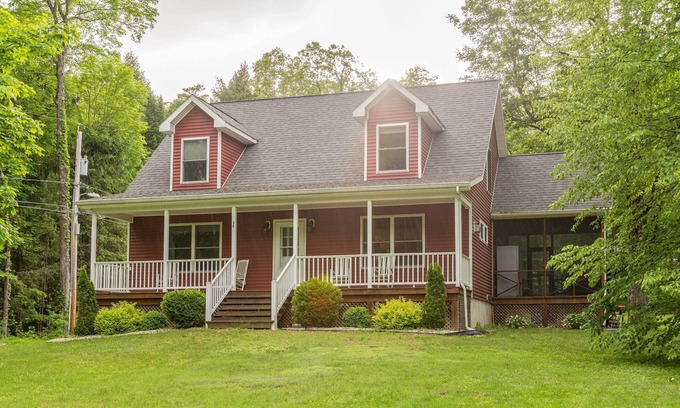 Lake George Casa | Pet Friendly Red House es su alquiler de vacaciones ideal en Lake George