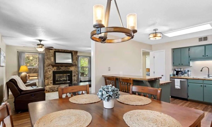 Cary Casa | Pet Friendly Relaxing Retreat Walk to DT|King Bed
