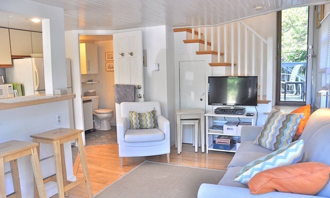 Provincetown Cabaña | CASA AMUEBLADA POR MASCOTAS 1HAB / 1BA RENOVADA - 3-MIN WALK TO CTR DE LA CIUDAD, 2 CUBIERTAS, PATIO