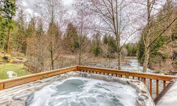 Zigzag Casa | Pet-Friendly Riverfront Cabin with Hot Tub & BBQ - Riverbend 2