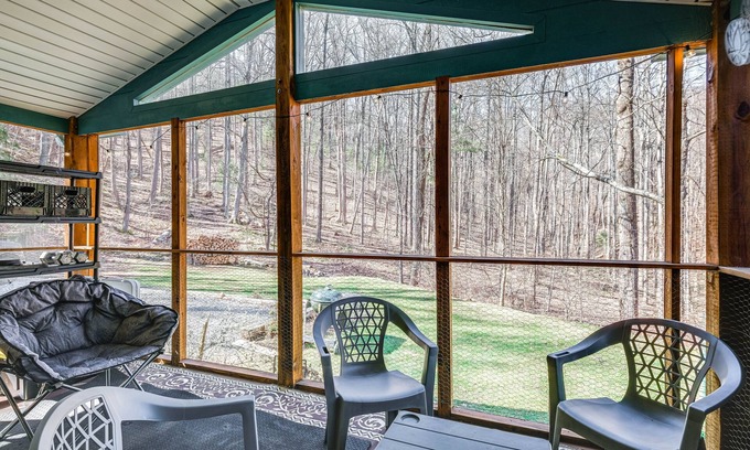 Roanoke Casa | Pet-Friendly Roanoke Home w/ Fire Pit + Grill!