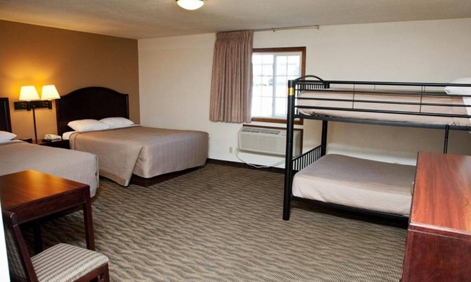 Atlantic Hotel | Pet-Friendly Room w/ Complimentary Breakfast Near Iowa Western Community College