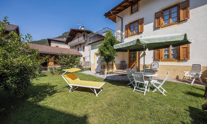 Castello-Molina di Fiemme Apartamento | Apartamento estudio Casa Nicole que admite mascotas con vistas a la montaña, Wi-Fi y jardín