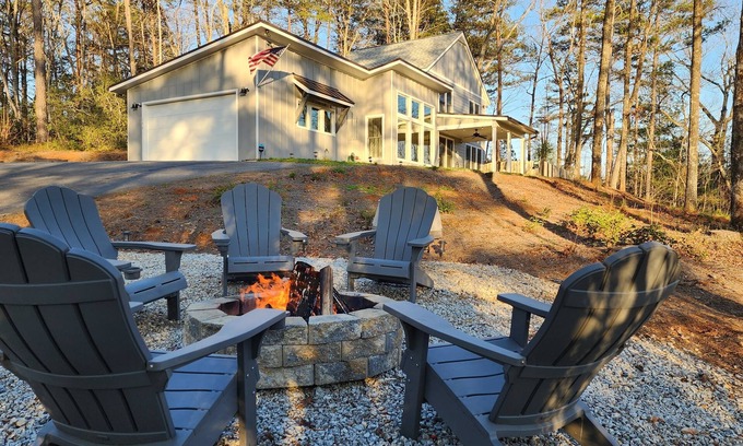 Clayton Casa | Pet Friendly Scenic Mountain Retreat Hiking Firepit Wifi - Stargazer Hideaway