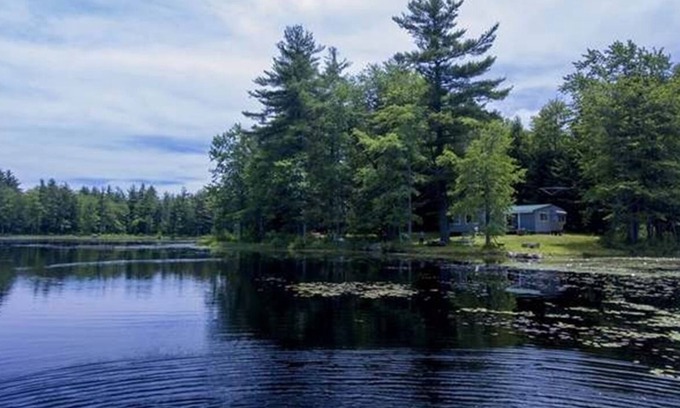 Fitzwilliam Cabaña | Pet-friendly, secluded, & peaceful pond home near Keene & Rindge. Max 3 people.