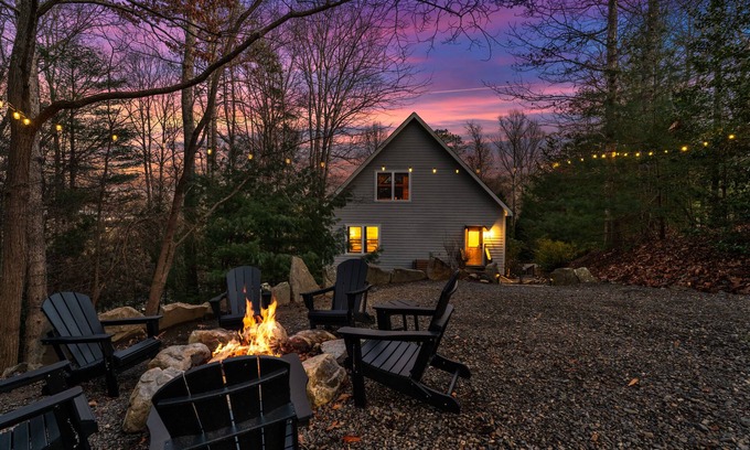 Fairview Cabina | Pet-friendly serene cabin with air hockey and fire pit