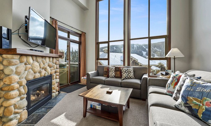 Sun Peaks Condominio | Pet Friendly, Ski In/Ski Out, 3 Bedroom Condo in Stone's Throw!