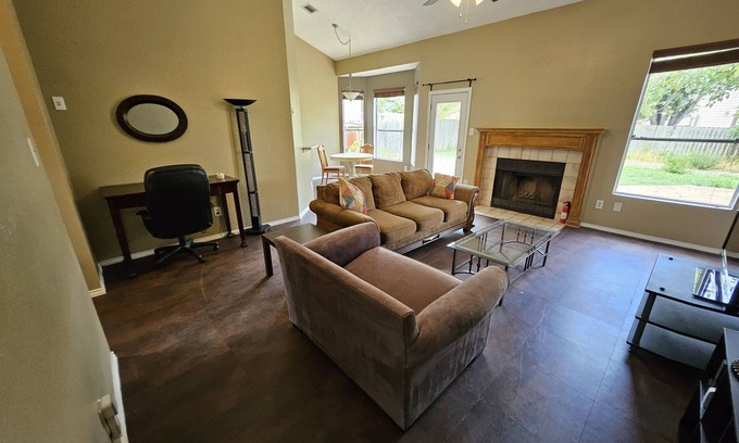 Wells Branch Casa | PET FRIENDLY Spacious 2 Bedroom House in N. Austin w/large yard near the Domain