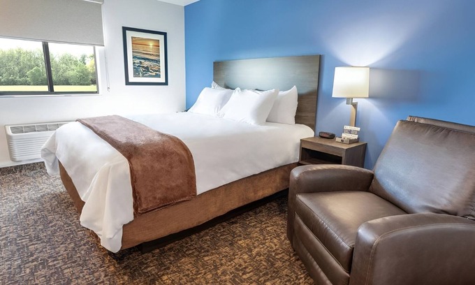 Watertown Hotel | Pet-Friendly Spacious Room w/ Kitchen Near Codington Heritage Museum – 2.7 Miles