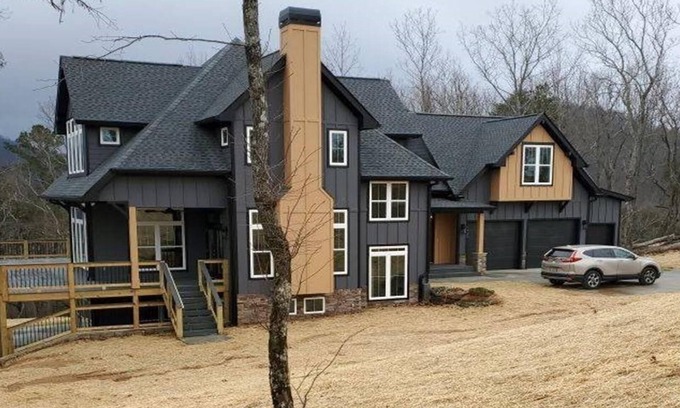Talking Rock Casa | Pet friendly. Stunning mountaintop home nestled in the Blue Ridge Mountains..