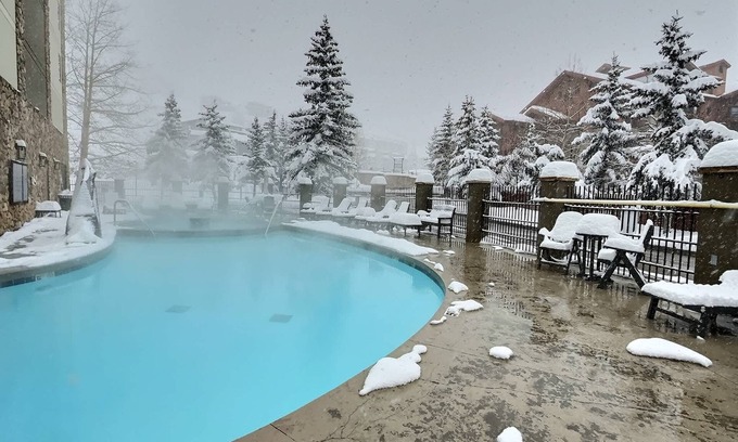 Crested Butte Condominio | Pet-Friendly Suite w/ Pool, Hot Tub, Ski In/Out!