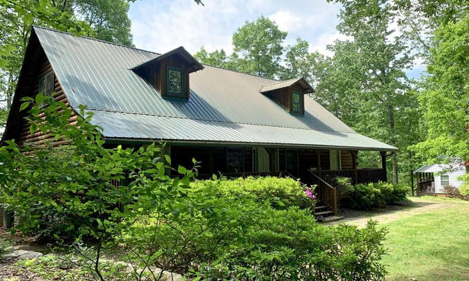 Dahlonega Casa | Pet-Friendly Suite in North Georgia Mountains with Kitchen, Dining & Living Room