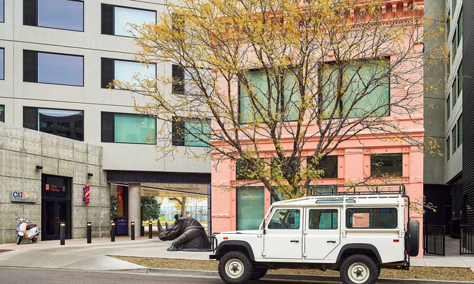 River North Art District Apartamento | Pet Friendly + Suite | Rooftop Hot Tub & Bar