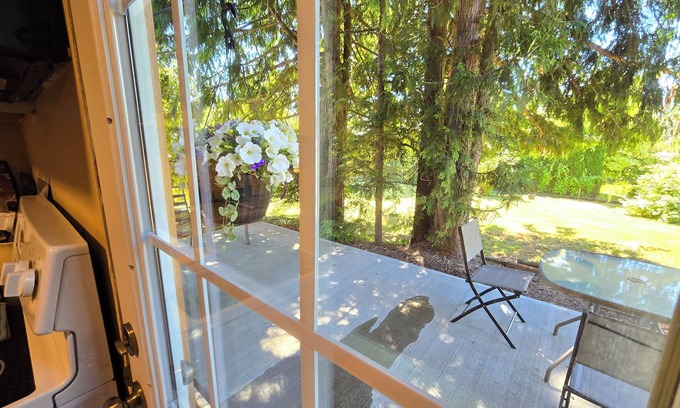 Regional District of Nanaimo Apartamento | Pet-friendly suite w/ fenced backyard within walking distance of DT Parksville