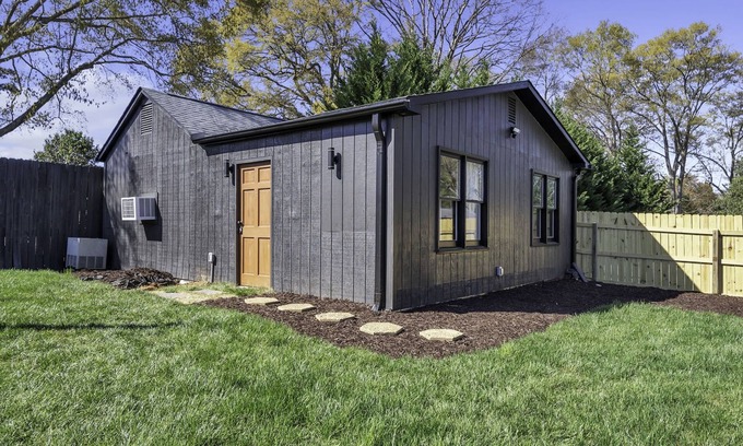 Greenville Casa | Pet-friendly, Pool, 5BR,4BA 8-bed, firepit, home + apt 2 min to Furman