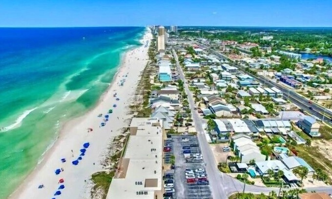 Bel Air Condominio | Pet Friendly! Newly Remodeled Beach Front Condo GG508