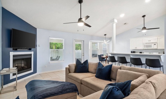 Thomas Drive Casa | Pet Friendly, great outdoor space & spacious