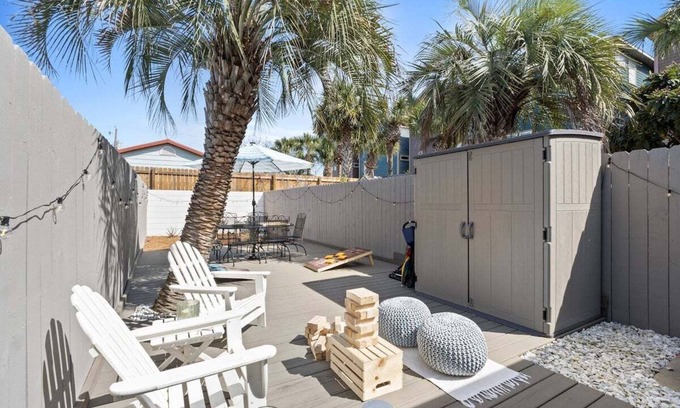 Crescent Beach Condominio | Pet-friendly condo, less than 5 min walk to beach, beach chairs, wagon, umbrella etc. included!