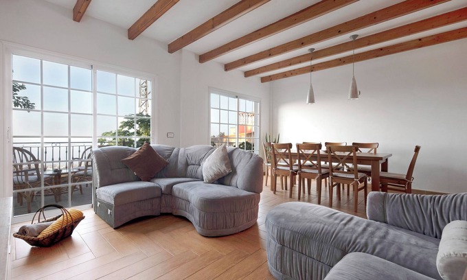 Las Arenas Casa | Casa de vacaciones "Casa Luz" con vistas al mar, bañera de hidromasaje y Wi-Fi; admite mascotas