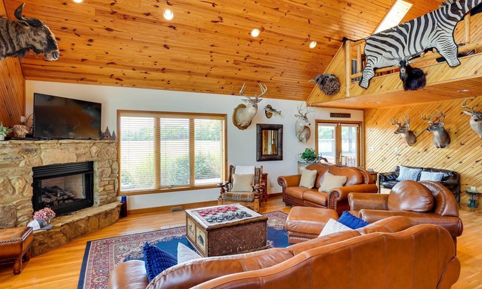 Vienna Cabina | Pet-Friendly Vienna Cabin w/ Screened-In Porch!