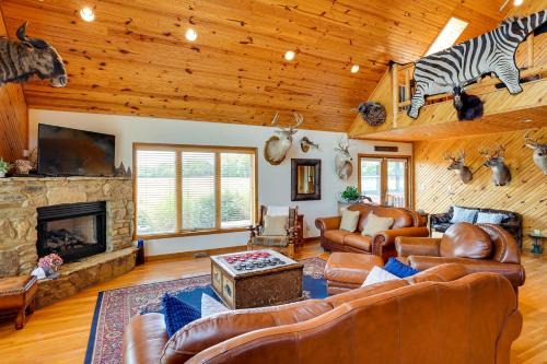 Vienna Casa | Pet-Friendly Vienna Cabin with Screened-In Porch!