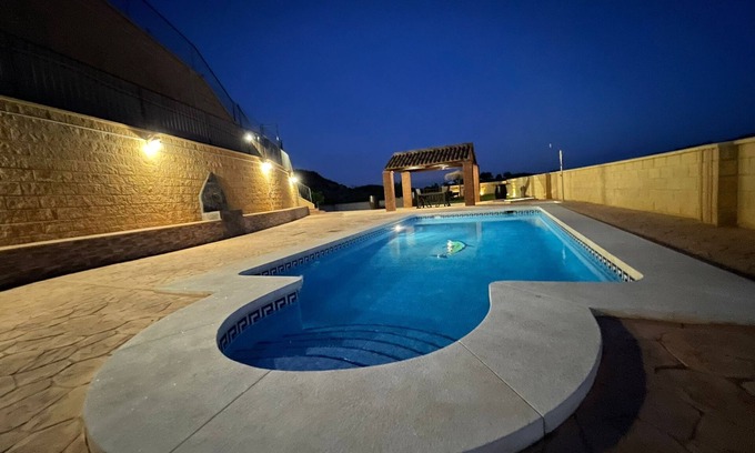 Almogia Villa | Villa "Doña Ana" con piscina y Wi-Fi que admite mascotas
