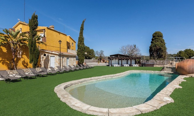 Can Trabal Casa | "Masía Can Trabal" con vistas a la montaña, piscina, jacuzzi, Wi-Fi, aire acondicionado y jardín