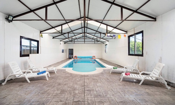 Chipiona Casa | Villa 'Pastrana' con piscina y Wi-Fi que admite mascotas