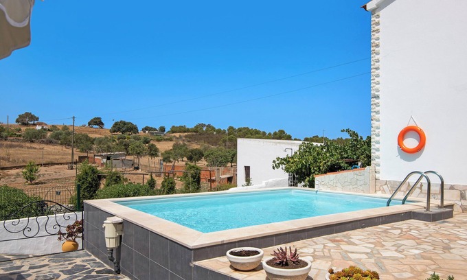 Martim Longo Villa | Villa "Casa dos Jotas" con piscina y Wi-Fi; mascotas permitidas