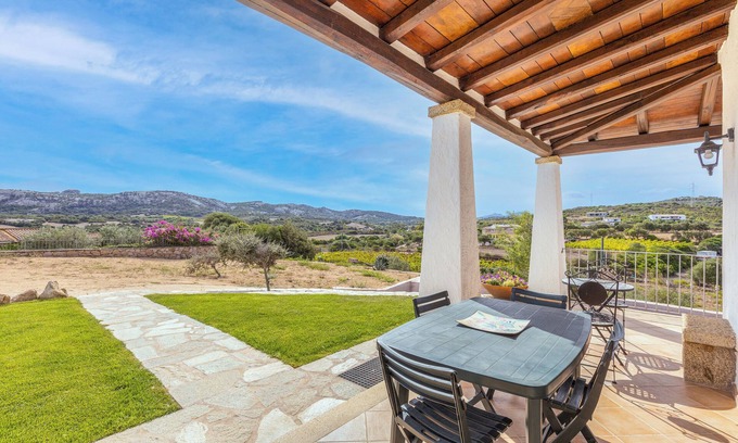 Arzachena Casa | Villa Tomaso, con vistas a la montaña, jardín, aire acondicionado y Wi-Fi; admite mascotas