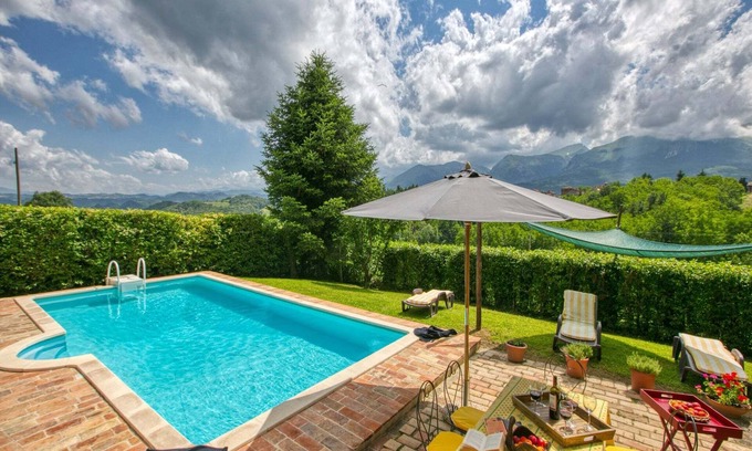 Amandola Villa | Villa que admite mascotas con jardín