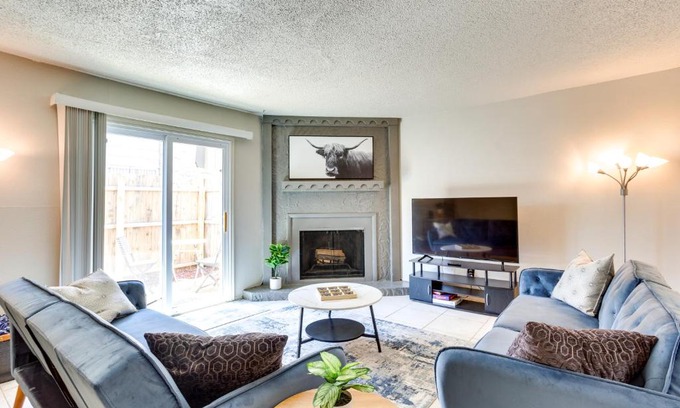 Warr Acres Casa | Pet-Friendly Warr Acres Townhome with Fireplace