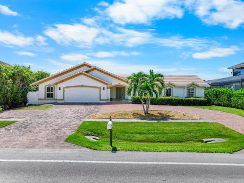 Marco Island Casa | Pet-friendly waterfront home steps to beach/pool