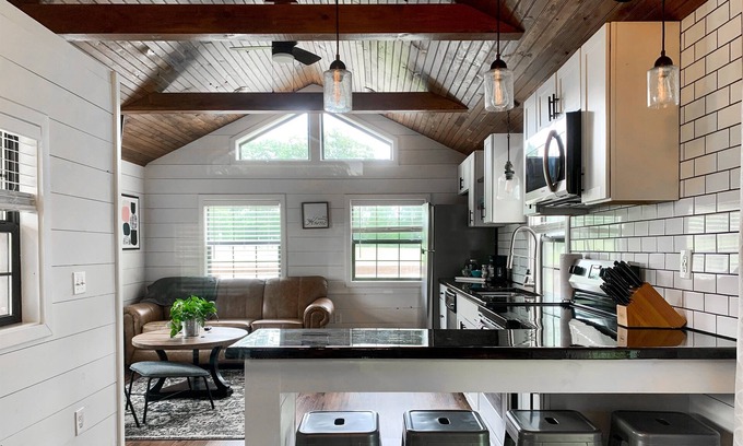 Marion Cabina | Studio Cabin + Overlooks Water + Pet Friendly