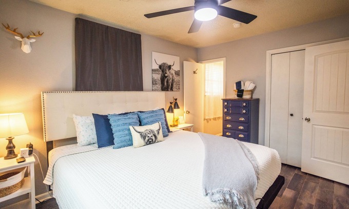 Moore Casa | King, Pet Friendly, WiFi, Fireplace, Fenced Yard, Patio
