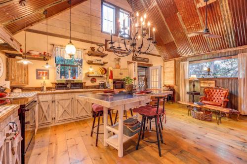 Wimberley Casa | Pet-Friendly Wimberley Cabin with Fire Pit and Hot Tub