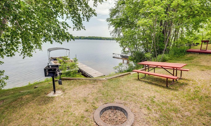 Townsend Cabina | Pet-Friendly Wisconsin Cabin on Lake w/ Fire Pit!