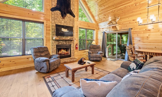Rocky Grove Cabina | Pet Friendly with Huge Yard! Secluded Stay