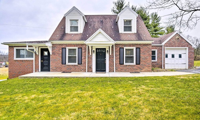 York Casa | Pet-Friendly York Home w/ Patio & Yard