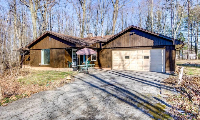 Poland Cabaña | Pet-Friendly Youngstown Cottage w/ Yard