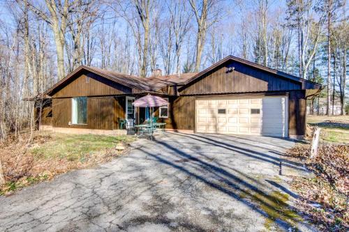 Poland Casa | Pet-Friendly Youngstown Cottage with Yard