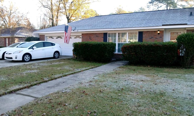 Columbus Casa | Pet Friendy 3/2 with screened in patio and privace fenced-in back yard!