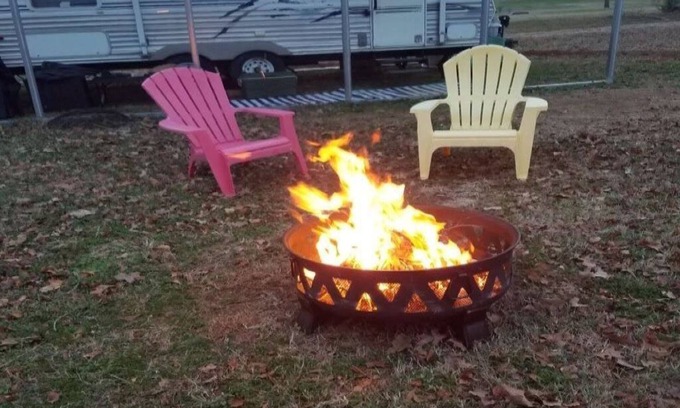Westminster Casa | ¡Los fanáticos de Clemson vienen a "Glamp" en la mini granja!