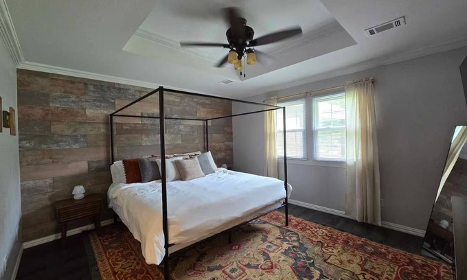 Calera Casa | Pet Paradise on Main: Fenced Yard Included!