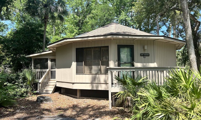 Night Heron Casa | Pet Perfect / People Friendly Sea Pines Home - ¡Camina hasta la playa y la piscina!