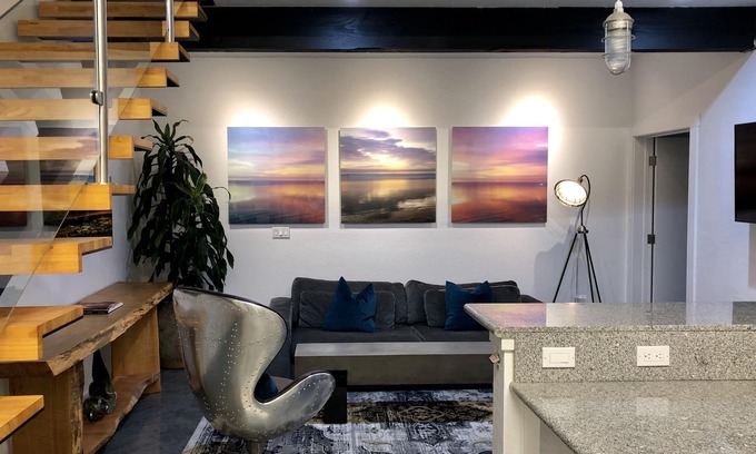 Petaluma Apartamento | Petaluma Modern Sky Loft, cerca de bodegas y el centro de Petaluma