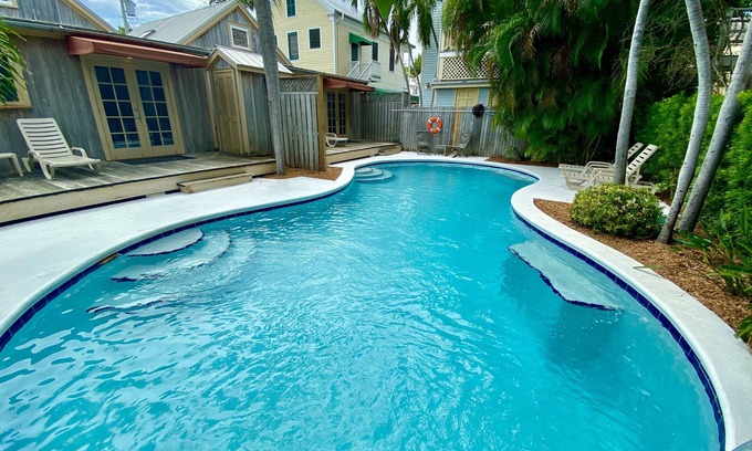 Uptown - Upper Duval Cabaña | Cypress este cottage pasos de Duval: East Cottage de Pete